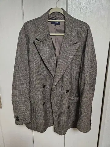 브라운 계열 체크 무늬 더블 브레스트 자켓