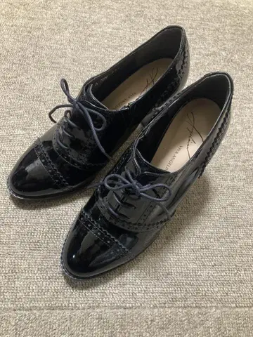 천연 가죽 블랙 광택 레이스업 슈즈 중간 힐