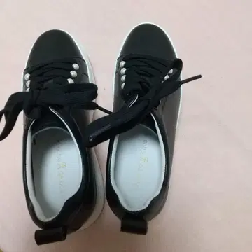 블랙 펄 장식 스니커즈