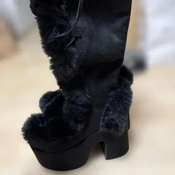 블랙 퀸의 퍼가 달린 통굽 롱 부츠