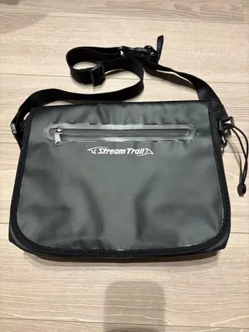 Stream Trail 방수 숄더백 블랙