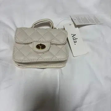 Ada. 퀼팅 숄더백 화이트
