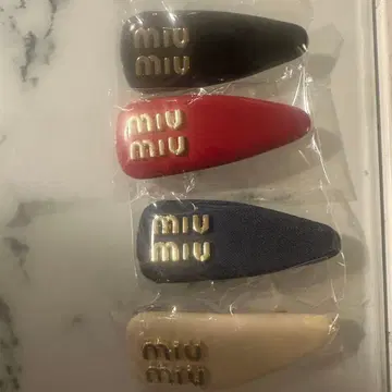 miu 로고가 특징적인 헤어 클립 세트 4색