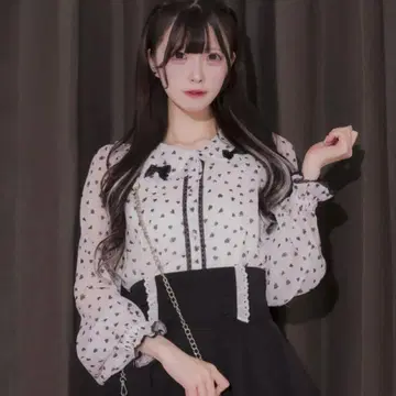 pium 하트 프릴 칼라 블라우스 화이트 x 블랙