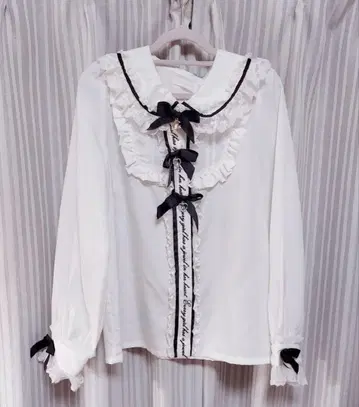 리즈리사 3단 리본 메시지 블라우스