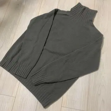 MARGARET HOWELL 카키 하이넥 니트 2023AW