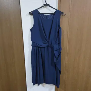 네이비 슬리브리스 무릎 기장 원피스