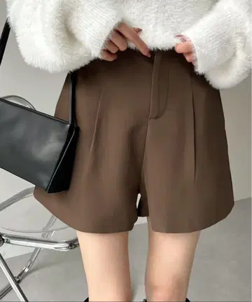 브라운 하이웨스트 숏팬츠 턱