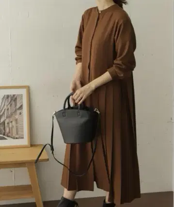 도어즈 플리츠 절개 원피스 브라운