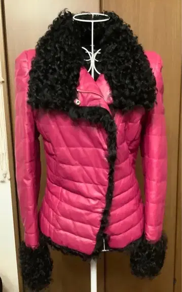퍼가 달린 핑크 가죽 자켓