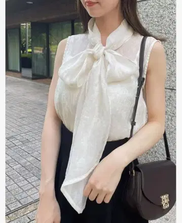 스나이델 SNIDEL 슬리브리스 보타이 블라우스