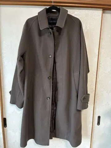 브라운 체스터 코트 버튼 포함