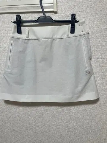 세인트 앤드류스 화이트 뒷면 양 사이드 플리츠 스커트