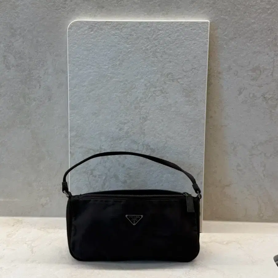 PRADA Re-edition 2000 Black Mini Bag (D-7)