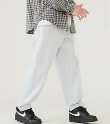 BEAMS 테이퍼드 맨투맨 팬츠