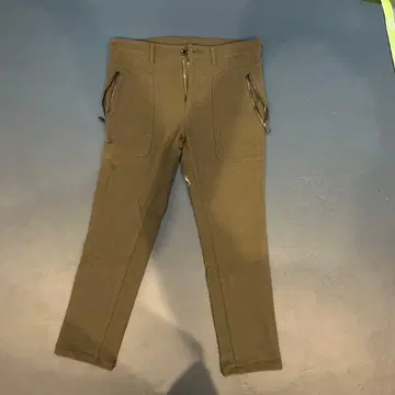 올리브색 슬림핏 팬츠