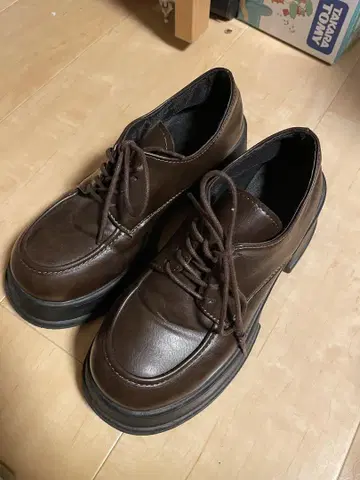 로퍼 브라운 가죽 신발
