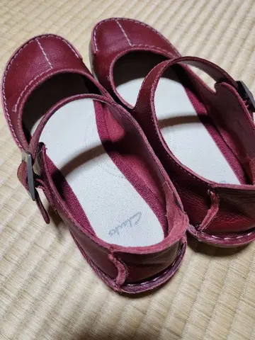Clarks 빨간색 플랫슈즈 스트랩 포함