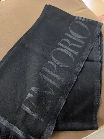 EMPORIO ARMANI 블랙 머플러 로고