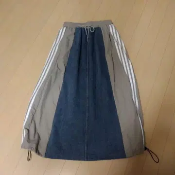 데님과 나일론의 롱 스커트