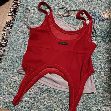 빨간색 탱크탑 슬립온 스타일