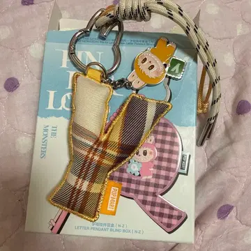 체크 무늬 V형 키링 미니 캐릭터 포함