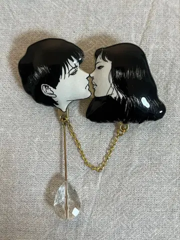 이토 준지 목매달린 기구 브로치