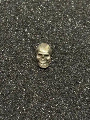 스탠리 게스 Stanley Guess 귀걸이 실버 스컬 스터드