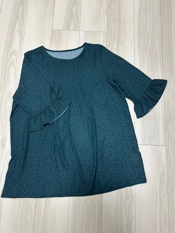 다크 그린 레오파드 무늬 프릴 소매 튜닉