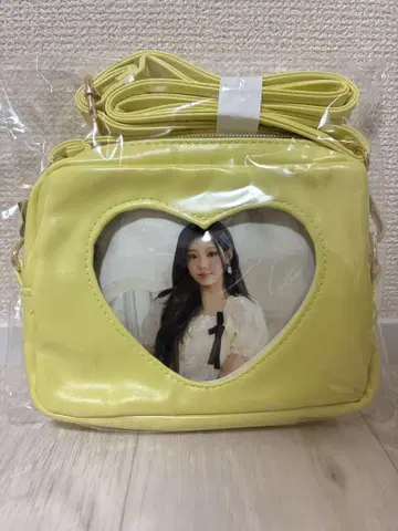 ILLIT 플래티넘 잡화 숄더 파우치 원화 1점