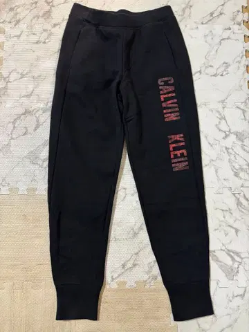 캘빈 클라인 블랙 스웨트 팬츠