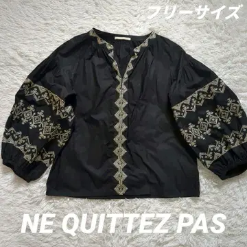 극미품 누키테파 NE QUITTEZ PAS 자수 블라우스 금 자수
