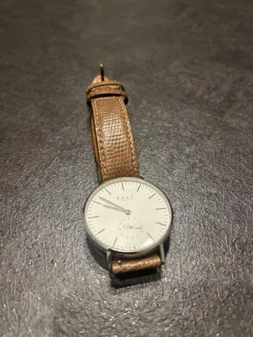 [ knot ] 베이지 가죽 아날로그 쿼츠 손목시계