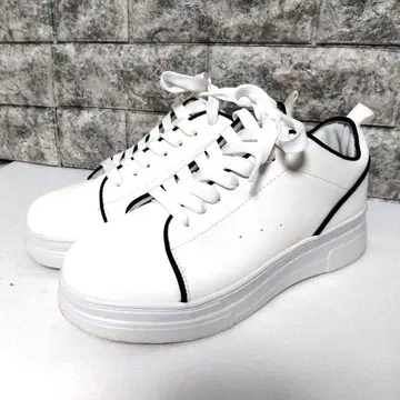 새상품급 emmi 파이핑 코트 통굽 스니커즈 25cm 화이트 에미