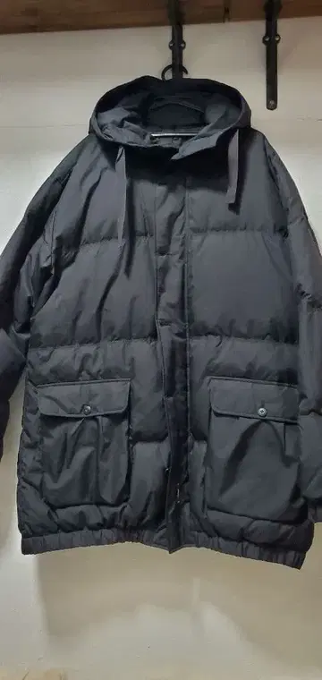 블랙 후드 부착 다운 자켓