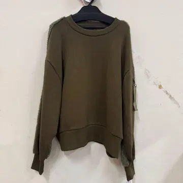 레스피기 올리브색 긴팔 상의 스웨터