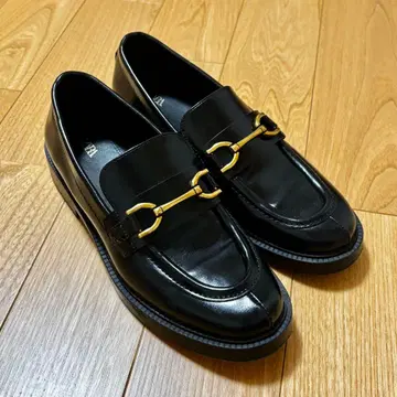 ZARA 블랙 로퍼 골드 체인 40