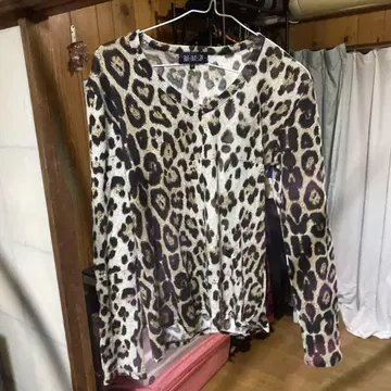 레오파드 무늬 긴팔 V넥 T셔츠