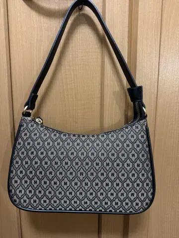 MOUSSY 백