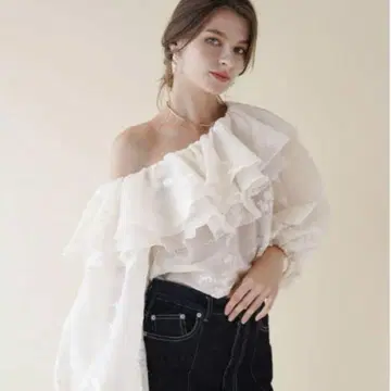 Acka. embroidery frill blouse