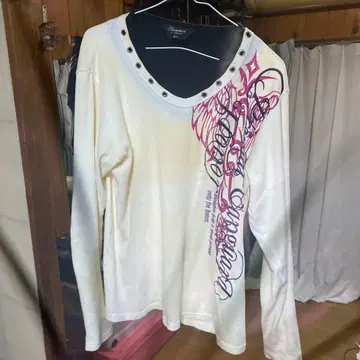 크림색 V넥 긴팔 티셔츠