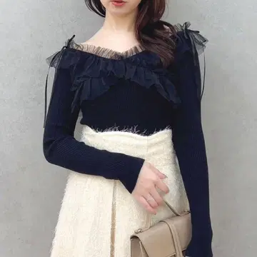 [택 포함 새상품] dazzlin 리본 튤 오프숄더 니트탑 블랙