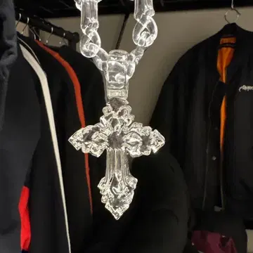 EL Hem Cross Pendant showy
