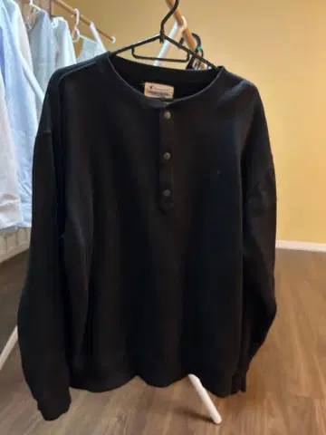 Champion 버튼 달린 블랙 트레이닝복