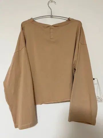 Kastane 베이지 긴팔 T셔츠 슬릿 입