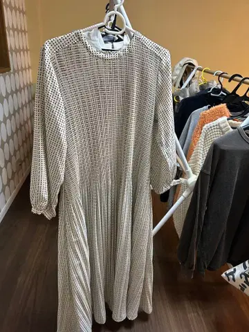 화이트 베이스에 블랙 도트 롱 원피스