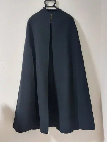 MADISONBLUE 케이프 코트 블랙