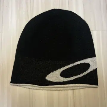 Oakley 니트 모자 블랙/화이트 로고