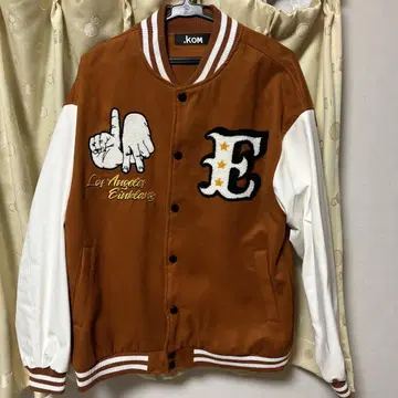 .KOM 브라운 화이트 바시티 자켓