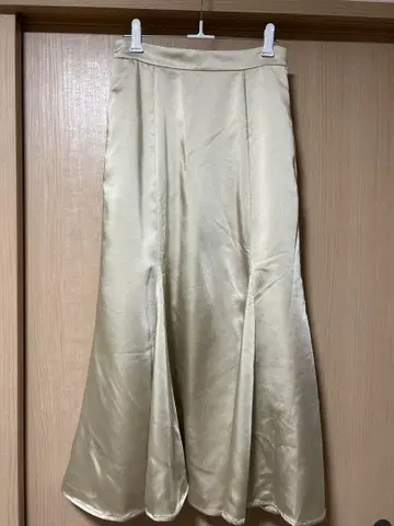 MOUSSY 베이지 새틴 플레어 스커트